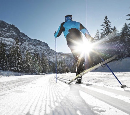 Ein Skifahrer beim Skilanglauf