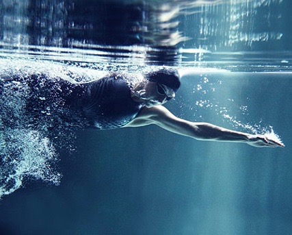 Eine Frau beim Kraulschwimmen unter Wasser